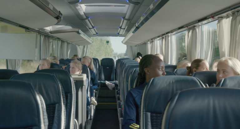 U23-damlandslaget buss från Smålandsbussen